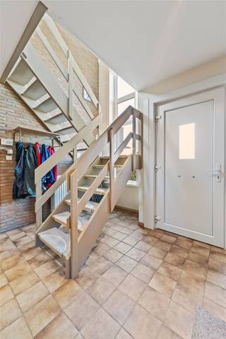 <p><span><strong>TE KOOP: Ruime halfopen bebouwing met 3 slaapkamers op 6a in Rijkel!</strong></span></p><p><span>Via de inkomhal betreedt u deze gezellige woning. De ruime en lichtrijke woonkamer beschikt over een ingemaakte bureau, ideaal voor thuiswerk of hobbyruimte. Aansluitend bevindt zich de keuken met gezellige ontbijthoek. Verder is er een praktische achterbouw en een wasplaats met ingebouwde kasten. Ook een apart toilet is aanwezig op het gelijkvloers. Op de eerste verdieping bevinden zich drie volwaardige slaapkamers en een badkamer met douche en dubbele lavabo. Voor extra comfort werd deze verdieping voorzien van airconditioning. De woning beschikt over een verzorgde voor- en achtertuin die met veel zorg werd aangelegd en onderhouden.</span></p><p><span><strong>Ligging:</strong></span></p><p><span>Een rustige, landelijke ligging in Haspengouw, vlak bij Borgloon en Sint-Truiden, met veel natuur en toeristische fiets- en wandelroutes. De woning geniet van een aangename en rustige ligging langs de Oude Truierbaan, met een open zicht op het omliggende landschap. Dankzij de centrale ligging zijn zowel het centrum van Borgloon als Sint-Truiden vlot bereikbaar, waar u tal van winkels, scholen, horeca en andere voorzieningen terugvindt.</span></p><p><span><strong>Indeling:</strong></span></p><p><span>Gelijkvloers: Inkomhal, toilet, woonkamer met ingemaakte bureau, keuken met ontbijthoek, achterbouw, wasplaats met inbouwkasten.</span></p><p><span>Verdiep: 3 slaapkamers, badkamer met douche en dubbele lavabo.</span></p><p><span>Zolder: Zolderverdiep voor extra opslagruimte.</span></p><p><span>Tuin: Zowel de voor- en achtertuin zijn aangelegd en zeer goed onderhouden, bijkomend is er een ruime garage en tuinhuis.</span></p><p><span><strong>Troeven: </strong></span><br /><span>- Zeer goed onderhouden!</span><br /><span>- Rustige en groene omgeving!</span><br /><span>- Achterbouw met zonnewering!</span></p><p><span>- 3 ruime slaapkamers!</span></p><p><span>- Airco voorzien op het verdiep!</span></p><p><span>- Zonnepanelen aanwezig!</span></p><p><span><strong>EPC: 159 kWh/m² met certificaatnummer 20260309-0003819974-RES-1</strong></span></p><p><span><strong>Stedenbouwkundige info: woongebied met landelijk karakter – bouwvergunning – geen voorkooprecht – geen dagvaarding - verkavelingsvoorschriften</strong></span></p><p><span><strong>O-peil: niet overstromingsgevoelig</strong></span><br /><span><strong>P-score: D</strong></span><br /><span><strong>G-score: A</strong></span><br /><span><strong>*Bron bewoonbare oppervlakte EPC</strong></span></p>