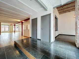 <p>Au cœur de Bruxelles, à deux pas de Sainte-Catherine, se cache un lieu hors du commun. Derrière une discrète ruelle se dévoile un remarquable îlot urbain issu de la reconversion d'anciennes manufactures en lofts authentiques, mêlant caractère industriel et confort contemporain.</p>
<p>Dès l'entrée, les volumes impressionnent : vastes espaces de vie, hauteurs sous plafond généreuses, larges baies vitrées aux finitions industrielles, poutres métalliques apparentes... Un véritable loft, dans toute sa définition. Les photos parlent d'elles-mêmes.</p>
<p>Situé au deuxième étage de la résidence, l'appartement développe une configuration aussi originale que confortable. Il se compose d'un spacieux hall d'entrée, d'une cuisine entièrement équipée, d'un vaste espace de réception baigné de lumière, d'une chambre fermée, d'un second espace nuit ouvert, d'une salle de bain avec douche aux dimensions exceptionnelles, d'une buanderie ainsi que d'une cave privative.</p>
<p>Le quartier Sainte-Catherine et les Quais figurent parmi les secteurs les plus vivants et recherchés de la capitale. Restaurants tendance, cafés, commerces de proximité, espaces culturels et promenades urbaines rythment le quotidien. Côté mobilité, les stations de métro Sainte-Catherine (lignes 1 et 5) et Yser (lignes 2 et 6), le tram 51 ainsi que de nombreuses lignes de bus permettent de rejoindre facilement tous les quartiers de Bruxelles.</p>
<p></p>
<p>Emplacement de parking: 150€</p>
<p>Charges : 125 €/mois (provision pour l'entretien et le nettoyage des communs).<br />Compteurs individuels pour l'eau, le gaz et l'électricité.</p>
<p>PEB : D-<br />Consommation énergétique : 206 kWh/m²/an<br />Référence : 20220822-0000619125-01-5</p>