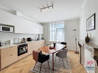 Trevi La Propriété vous propose ce magnifique duplex de prestige, entièrement rénové avec soin et offrant des finitions de qualité.Situé aux 2ᵉ et...