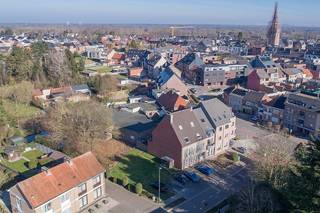 <strong><u>Rustig en toch centraal gelegen projectgrond voor appartementen of andere invulling op 4 aren 7 centiaren in het centrum van Diepenbeek!<br /><br />TROEVEN:</u></strong><br />- Zeer vlot bereikbare locatie in het gezellige Diepenbeek <br />- Perceel van 4 aren 7 centiaren <br />- Invulling naar keuze en te bespreken met de gemeente naar haalbaarheid<br /><br />Dit perceel projectgrond ligt op een interessante locatie in het hart van Diepenbeek, een gezellige gemeente die omgeven wordt door veel groen en zeer goed bereikbaar is. Het perceel ligt op de Europalaan, links van het appartementsgebouw op huisnummer 4. <br /><br />Over het <u>algemeen</u> is er toegelaten: <br />- bouwzone van 20 meter gelijkvloers (op dit perceel is er een <strong>gelijkvloerse bouwzone</strong> van <strong>17 meter</strong> indien je de verplichte afstanden tot aan de perceelsgrenzen respecteert); <br />- bouwzone van <strong>15 meter</strong> op de <strong>verdieping</strong>; <br />- Handelsgelijkvloers is toegestaan (geen verplichte staanplaatsen)<br />- 1e verdiep mag terras op dak gelijkvloers hebben<br />- 2e verdiep bedoeling terras inpandig te maken (minimum 9m² per terras)<br />- afstand van <strong>3 meter tot de achterste perceelsgrens</strong> dient te worden bewaard; <br />- Een gabarit (zijdelingse omtrek van het gebouw) van <strong>3 bouwlagen (gelijkvloers, eerste verdieping en 2e verdieping) met hellend dak</strong> wordt toegestaan<br />- Dakkapel mag maximaal 1/3 van de breedte zijn <br />- 1,3 parking per appartement voorzien<br />- gemiddeld minimum 80m² per entiteit<br />- Vanaf 6 appartementen ondergronds<br /><br /><strong>Idee maximalisatie</strong> (natuurlijk verder uit te werken en bespreken met de gemeente):<br />- Helft gelijkvloers opofferen voor voldoende parking te kunnen creëren<br />- Andere helft gelijkvloers voor handel bewaren (= geen parkeervoorziening van toepassing)<br />- 1e verdiep 2 appartementen<br />- 2e verdiep 2 appartementen<br />- 3e verdiep 1 appartement<br />- Geen verplichting om ondergronds te parkeren<br /><br />De mogelijkheden op dit perceel zijn legio: je kan er een woning, handelsruimte met bovenliggende woongelegenheden of appartementencomplex bouwen. Het RUP Centrum en de daarin opgenomen voorschriften zijn van toepassing (algemene voorschriften en artikel 15 'gesloten bebouwing'): https://download.dsi.omgeving.vlaanderen.be/be.vl.omg.dsi.stukonderdeel.RUP_71011_214_00013_00001.DV.6.Dossierstuk.SV.1_1. <br />Concrete plannen kunnen altijd ter bespreking worden voorgelegd aan de gemeente Diepenbeek om te bekijken of jouw project een haalbaar idee is. <br /><br />Aan de straatzijde is het perceel ongeveer 12,80 meter breed en aan de achterzijde 18,40 meter. Op het diepste punt is het perceel ongeveer 26,70 meter.<br /><br />Wekt deze opportuniteit uw interesse voor een toekomstig project? Laat het Koen weten en verkrijg alle informatie.<br /><br />Tot snel!
