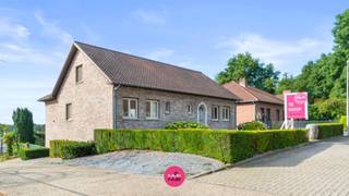 Woning met 5 slaapkamers op 15 minuutjes van Maastricht!<br /><br />Deze gezinswoning is gelegen in een doodlopende straat in Gellik, een rustige en groene deelgemeente van Lanaken. De woning bevindt zich op een ruim perceel van 929 m². Zowel scholen, buurtwinkels, het openbaar vervoer én een leuk speeltuintje liggen op wandelafstand. Ook Maastricht ligt op slechts 15 minuutjes met de auto.Tot slot zijn ook omliggende steden zoals Riemst, Zutendaal en Bilzen vlot bereikbaar. Verder ligt de woning nabij het Limburgse fietsroutenetwerk en dichtbij Nationaal Park Hoge Kempen, een uitgestrekt natuurgebied ideaal voor wandelen, fietsen en genieten van rust en natuur.<br /><br />Er is circa 310 m² woonoppervlakte ingedeeld als volgt:<br /><br />Via de inkomhal heb je toegang tot de lichtrijke leefruimte van circa 37 m², ingericht met een open keuken van 13 m². Van hieruit heb je toegang tot de veranda en het terras, perfect om te genieten van het panoramisch uitzicht over de streek. Verder zijn er gelijkvloers twee (slaap)kamers van 13 en 10 m², ook perfect om te gebruiken als bureauruimte of speelkamer. Tot slot is er een badkamer met dubbele lavabo, ligbad, en douche én een praktische bergruimte met wasplaats. <br /><br />De nachthal op de eerste etage geeft uit op drie slaapkamers van 29, 25 m² en 11 m².<br /><br />De woning is volledig onderkelderd met een kelder van circa 69 m², opgedeeld in verschillende ruimtes. Van hieruit heb je tevens toegang tot de tuin.<br /><br />De oprit die zich links van woning bevindt, is een tijdelijke erfdienstbaarheid die na 3 jaar verloopt.<br /><br />Extra troeven:<br /><br />- Zuidgeoriënteerd perceel van 929 m²<br />- Gelegen in een doodlopende straat met panoramisch uitzicht op de omgeving<br />- Vijf ruime slaapkamers <br />- Gelegen op slechts een kwartiertje van Maastricht<br />- Maar liefst 310 m² woonplezier<br /><br />Benieuwd naar deze woning? Plan dan snel een bezichtiging in via info@immofair.be of 089 390 990!
