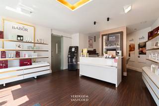 <p><span>Topligging<br /></span><span>In het centrum van Evergem, op een as met veel passage en maximale zichtbaarheid, een ideale uitgangspositie voor elke handelszaak of praktijk.<br />De R4 ligt op enkele minuten, openbaar vervoer en veilige fietsverbindingen liggen om de hoek.<br />Ook voor bewoning is de ligging perfect met scholen en winkels op wandelafstand.<br /><br /></span><span>Knap handelspand met ruime woonst<br /></span><span>Dit instapklaar pand combineert een mooie handelsruimte op het gelijkvloers met een volwaardige woonst.<br />Vandaag ingericht als schoonheidsinstituut dat naar een andere locatie verhuist, waardoor de commerciële ruimte vrijkomt.<br /><br />/ handelsruimte gelijkvloers - 89 m²<br />Je komt binnen in een ruime ontvangst.<br />De grote etalageramen doen het pand vanop straat meteen opvallen.<br />Momenteel ingericht in drie volwaardige behandelruimtes, een douche en een apart toilet. <br />Alles is afgewerkt en meteen bruikbaar, ook voor een praktijk, kantoor of ander vrij beroep of makkelijk her in te richten naar 1 grote ruimte.<br />De handelszaak is voorzien van airconditioning.<br /><br />/ woongedeelte met 3 slaapkamers en terras - 163 m²<br />De woonst is volledig gescheiden van de handelszaak en heeft een eigen ingang. <br />Op het gelijkvloers vind je een ruime zithoek met aansluitend de eetplaats en een open keuken met groot kookeiland en inbouwtoestellen. <br />Via de schuiframen stap je zo op het mooi afgeschermde terras van 44 m².<br />Boven brengt de nachthal je naar drie slaapkamers, een bureau en een badkamer met douche, dubbele lavabo en toilet. <br />Tenslotte is er nog een bergzolder.<br /><br /></span><span>Extra<br /></span><span>/ 22 zonnepanelen<br />/ EPC C<br />/ elektrische rolluiken gelijkvloers vooraan, manueel op de verdieping<br />/ aparte thermostaten tussen handel en woonst<br />/ eigen parkeerplaats naast de woning<br /><br /><br /></span></p>