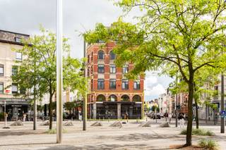 <p>De Bolivarplaats ligt pal op het Zuid, gekend voor de vele horecazaken, het monumentale 'Vlinderpaleis' en de verbinding naar Nieuw Zuid.<br /><br />Een fantastische zichtlocatie dus, met bovendien een belangrijk knooppunt in de stad waar het einde van de Leien en de Singel samenkomen. <br /><br />Dit alles maakt dit tot een commerciële toplocatie.<br /><br />Het standingvolle gebouw springt meteen in het oog en kreeg een directe inkomdeur aan de zijde van de Bolivarplaats.<br /><br />De authentieke gevel met de houten guillotine ramen op het gelijkvloers en de boogramen op de eerste verdieping zorgen voor cachet en uitstraling. Een stukje Parijs in Antwerpen.</p>
<p>Tot voor kort in gebruik als restaurant/café. Dankzij de passage biedt deze commerciële ruimte tal van mogelijkheden naar invulling toe. <br /><br />Op het gelijkvloers en de eerste verdieping bevinden zich twee grote, opengewerkte ruimtes.<br />Op het kelderniveau vervolledigt een rechtstreeks toegankelijke ruimte het plaatje.</p>
<p>Al deze niveaus zijn rechtstreeks met elkaar verbonden door een privatieve trap en een goederenliftje.<br />De keukenruimte in de kelder is voorzien van een koelcel, op de eerste verdieping bevindt zich eveneens een keukenruimte. <br /><br />Sanitair, bestaande uit twee aparte toiletruimtes, is voorzien op de eerste verdieping.<br /><br />Een privatieve zij-ingang in de Jan Van Beersstraat is ideaal als dienstingang voor stock en leveringen met een rechtstreekse doorgang naar de eigen keldertrap.</p>
<p>Deze polyvalente ruimte is thans vergund als RECA-functie, maar ook tal van andere doeleinden zoals kantoor voor een vrij beroep, praktijkruimte, showroom of hoogstaande handelsruimte komen hier perfect tot hun recht.</p>