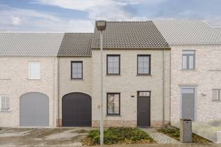 Recente (2018) woning gelegen op een topligging te Kortrijk. Deze eigendom geniet een kindvriendelijke omgeving, vlak bij het centrum van Kortrijk...