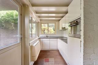 Op te frissen bungalow, gelegen op het vakantiepark Sunclass Sonnevijver. Deze vakantiewoning beschikt over een stijlvolle keuken, een houten vloer en 1 slaapkamer met mogelijkheid tot eenvoudig een 2de toe te voegen. Gelegen op een leuk perceel, geniet u van een zonnige, zuidgerichte tuin met veel privacy. Dankzij de volledig gelijkvloerse indeling is deze vakantiewoning bovendien levensloopbestendig en biedt ze optimaal comfort, zowel nu als op latere leeftijd.<br /><br />Gelegen op een rustige, bosrijke locatie met volop ontspanningsmogelijkheden in de buurt, biedt deze woning alles voor wie houdt van natuur en buitenactiviteiten. Het Nationaal Park Hoge Kempen ligt om de hoek, met prachtige wandel- en fietsroutes door de natuur. Bovendien kun je in het Park Sonnevijver genieten van een privémeer met een exclusief strand, alleen toegankelijk voor de bewoners van deze woningen, ideaal voor zwemmen, SUPen, vissen of gewoon ontspannen aan het water. En dat alles op een steenworp van het bruisende Maastricht.<br /><br />BELANGRIJK: Permanente bewoning is niet mogelijk + een voorbehoud van financiering/opschortende voorwaarde financiering is niet mogelijk voor deze panden.<br /><br />Bezichtig deze woning ook digitaal en 'loop' zelf door de woning. Kijk daarvoor op onze website of via: <br />my.matterport.com/show/?m=sTFfTwWeXbR<br /><br />INDELING<br /><br />Gelijkvloers:<br /><br />- Keuken met carrier AC, 4 pit inductievuur met afzuigkap, RVS spoelbak, microgolf en koelkast;<br />- Pelletkachel (extraflame) als verwarming;<br />- Grote leefruimte met mogelijkheid gedeelte omvormen tot 2de slaapkamer;<br />- Badkamer (inclusief lichtkoepel) met inloopdouche, toilet en toiletkastje, lavabo met spiegelkast;<br />- Slaapkamer 1 met inbouwkasten;<br />- Houten vloer over de gehele vakantiewoning;<br />- Berging toegankelijk via achterdeur.<br /><br />Berging:<br /><br />- Aansluitingen aanwezig wasmachine;<br />- Tegelvloer;<br />- Elektrische boiler (Atlantic).<br /><br /> Tuin:<br /><br />- Zuidgerichte tuin met terras ca 12m² en 9m²;<br />- Veel privacy;<br />- Grotendeels omheind perceel<br /><br />BIJZONDERHEDEN: <br /><br />- Het deurtje aan de voorkant zou vervangen moeten worden;<br />- Momenteel is er vrij weinig verlichting in de vakantiewoning aanwezig, men moet verlichting opbouwen via stopcontacten. <br /><br />LET OP: Bekijkt u deze woning via Funda? Dan verwijzen wij u graag door naar onze eigen website om daar de verplichte documentatie bijhorende bij onroerend goed te raadplegen. <br /><br />BELANGRIJK: Permanente bewoning is niet mogelijk + een voorbehoud van financiering/opschortende voorwaarde financiering is niet mogelijk voor deze panden.<br />NL klant? Controleer even of u overwaarde kan opnemen van uw huidige woning, dan zou u deze overwaarde kunnen benutten worden voor deze aankoop.<br /><br />IDEM BELANGRIJK: Op de koopsom komt er een 12 % registratirechten, ook komt er een cumulatieve waarde van xxx% op de resterende erfpacht (circa 8603,85 EUR - onder voorbehoud van fouten, de notaris maakt de definitieve afrekening steeds!)<br /><br />IDEM BELANGRIJK: De vakantiewoning is erfpacht, de grond is erfpacht (deze loopt tot 2077)<br />Energieprestatie en binnenklimaat (EPB-EPC)<br />Certificaat beschikbaar: ja<br />EPC certificaatnummer: 20260921-0003959289-RES-1<br />Berekende energiescore : (kWh/m²): 730 kWh/m² jaar - F label<br />Het certificaat is geldig tot en met: 21-09-2036<br />Electrische installatie: ja - CONFORM<br /><br />Dit pand is onderworpen aan de renovatieverplichting van de Vlaamse overheid voor residentiële gebouwen (behoudens bij sloop binnen 6 jaar na de aankoop). Consulteer voor meer informatie de website van het Vlaams Energie- en Klimaatagentschap via https://www.vlaanderen.be/een-huis-of-appartement-kopen/renovatieverplichting-voor-residentiele-gebouwen<br /><br />Informatie stedenbouwkundige voorschriften:<br />Stedenbouwkundige vergunning: ja<br />Meest recente bestemming: recreatiegebieden<br />Dagvaarding uitgebracht: neen<br />VOORKOOPRECHT OP DIT GOED: geen<br />VERKAVELINGSVERGUNNING: neen<br />WATERGEVOELIG OPENRUIMTEGEBIED: neen<br />Maatregelenregister: geen maatregelen<br /><br />Overstromingsgevoelige gebieden: <br />Perceelscore of P-score : C<br />Gebouwenscore of G-score: A<br />Ligging in Signaalgebied: neen<br />Ligging in afgebakende oeverzone of afgebakend overstromingsgebied: neen<br /><br />A:geen overstroming gemodelleerd B: kleine kans op overstromingen onder klimaatverandering C: kleine kans op overstromingen D: middelgrote kans op overstromingen<br /><br />Beschermd erfgoed<br />GEINVENTARISEERD ERFGOED: neen <br />BESCHERMD ONROEREND ERFGOED: neen
