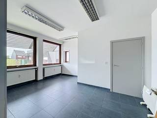 Kantoren van verschillende oppervlaktes te huur in Heule, vlakbij het centrum van Kortrijk. Gelegen nabij diverse invalswegen en de autosnelweg.<br /><br />Oppervlaktes: <br />- 32 m²<br />- 48 m² <br />- 95 m²<br />- 127 m²<br /><br />Er zijn voldoende parkeerplaatsen beschikbaar. De kantoren zijn onmiddellijk beschikbaar.<br /><br />Dit pand wordt verhuurd via een terbeschikkingstelling.<br /><br />Bent u op zoek naar bedrijfsvastgoed bestaande uit een kantoor te huur in Kortrijk? Aarzel dan niet om ons te contacteren op het nummer 056 21 11 11.<br /><br />Dit betreft een terbeschikkingstelling van kantoren met diensten.