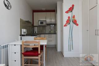 Bent u op zoek naar een stijlvolle pied-à-terre aan zee of een interessante investering? Dan is deze prachtig gerenoveerde gelijkvloerse studio precies wat u zoekt!<br />De studio werd met oog voor detail volledig vernieuwd en smaakvol afgewerkt, waardoor u zonder zorgen meteen kunt genieten. Dankzij de doordachte indeling wordt de beschikbare ruimte optimaal benut en voelt het appartement verrassend ruim en comfortabel aan.<br />Een absolute troef is het zuidgerichte terras, waar u de hele dag kunt genieten van de zon. Ideaal om te ontspannen na een dag aan zee of om gezellig buiten te ontbijten.<br />Bovendien is in de vraagprijs een private kelderberging in dezelfde residentie inbegrepen, wat zorgt voor extra opbergruimte.<br />Troeven:<br />- Volledig en kwalitatief gerenoveerd<br />- Gelijkvloerse studio<br />- Zuidgericht terras<br />- Instapklaar<br />- Private kelderberging inbegrepen<br />- Ideaal als tweede verblijf of als investering<br />- Verzorgde residentie<br />Laat deze unieke kans niet voorbijgaan en contacteer ons vandaag nog voor meer informatie of een bezoek!