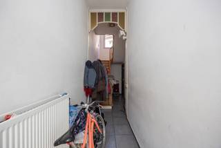 Wat staat er op de wensenlijst voor uw nieuwe woning? Een rustig gelegen woning met 2 slaapkamers, veel licht en zonder grote werken? Dan is deze eengezinswoning in een sympathieke wijk in Deurne een buitenkans.
De woning beschikt over een aangename leefruimte met vooraan een gezellige zithoek en achteraan een ruime eetplaats die aansluit op de open keuken. Aansluitend bevinden zich een praktische bergruimte met aansluitingen voor wasmachine en droogkast en een eerste badkamer met inloopdouche, toilet en wastafel. Op de verdieping vindt u twee ruime slaapkamers en een tweede badkamer. De woning beschikt tot slot nog over een ruime, hoge kelder die ideaal is als extra bergruimte.
Er bestaat de mogelijkheid om een garagebox, gelegen aan de Turnhoutsebaan 151-163, aan te kopen voor € 25.000.
Ook op technisch vlak zit u hier goed. De woning behaalt een EPC-label C, waardoor er geen renovatieverplichting van toepassing is. Het hoofddak werd geïsoleerd met 12 cm minerale wol en 8 cm PIR. Alle ramen zijn PVC raamprofielen zijn voorzien van hoogrendementsglas, voorzien van rolluiken vooraan. Verwarmen doet u met centrale verwarming op aardgas met een recente condensatieketel (2010). Kortom: u hoeft enkel nog uw meubels te plaatsen en te genieten.
Stedenbouwkundige inlichtingen in aanvraag.
Voor meer informatie of een gratis waardebepaling van uw vastgoed kan u een aanvraag invullen op onze website of even bellen op het nr. 03/345.88.99.