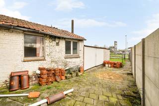 Ideally located close to all amenities in the Froyennes district, this semi-detached house to be completely renovated is composed as follows:On the...