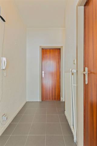 <p><span>Zeer gunstig gelegen 1-slpk appartement met balkon/terras op wandelafstand van het bruisende Zuid en het justitepaleis.</span></p><p><span> </span></p><p><span>Indeling:</span></p><p><span>Inkomhal, living met aangename lichtinval.</span></p><p><span>Badkamer voorzien van douche, toilet, wastafel in meubel met spiegel. </span></p><p><span>Ruime slaapkamer van 14m².</span></p><p><span>Ingerichte keuken voorzien van alle toestellen en geeft toegang tot het balkon.</span></p><p><span>Bijhorende individuele kelder</span></p><p><span> </span></p><p><span>Kosten:</span></p><p><span>PK: €50 per maand voor provisie water, onderhoud en verbruik gemene delen </span></p><p><span>Gas, elektriciteit individueel te betalen.</span></p><p><span> </span></p><p><span>Ligging:</span></p><p><span>De Brederode is gelegen in het zuiden van de stad Antwerpen, specifieker in het zuidoostelijk gedeelte ervan en wordt begrensd door de Singel, de Amerikalei en de Anselmostraat. Ze dankt haar naam aan de Brederodestraat, tevens de bekendste multiculturele winkelstraat van de wijk.</span></p><p><span>Het charmante Halfmaanpleintje bevindt zich tevens in het midden van de Brederodestraat. Er werden rode letters met ‘Brederode’ geplaatst, wat ons spontaan doet denken aan ‘I Amsterdam’ van het Amsterdamse museumplein. De derde eye-catcher van de buurt is ongetwijfeld de Troonplaats, omringd door trendy en hippe bars. </span></p><p><span> </span></p>