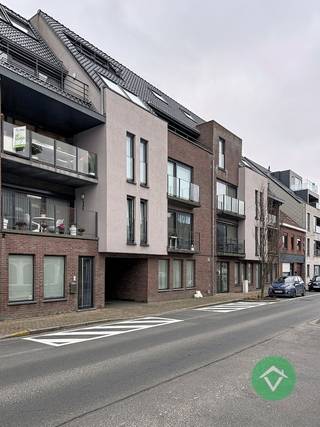 Dit instapklaar appartement in het centrum van Torhout is gelegen in een modern gebouw dat in 2015 is gebouwd. Het appartement beschikt over 2 slaapkamers en heeft een bewoonbare oppervlakte van 100 m². <br /><br />Het appartement is voorzien van alle nodige comfort en heeft een lichte en zéér ruime woonkamer met aansluitend een groot zonneterras, een open keuken met moderne toestellen met daarnaast een praktische berging, een badkamer met douche en toilet, en een apart toilet in de inkomhal. <br /><br />De slaapkamers zijn ruim en bieden voldoende plaats voor een tweepersoonsbed en kasten. <br /><br />Voor wie op zoek is naar een comfortabel en modern appartement in Torhout, is dit zeker een interessante optie. Met zijn twee slaapkamers en ruime oppervlakte is het ideaal voor een klein gezin of een koppel dat graag wat extra ruimte heeft.<br /><br />Troeven van dit appartement:<br /><br />- afgewerkt met kwalitatieve materialen zoals parketvloer in de living<br />- energiezuinig<br />- ruim appartement<br />- goede ligging <br /><br />Er is ook een mogelijkheid om een garage bij aan te kopen aan 29 000 €<br /><br />STARTPRIJS, Elk bod boven deze startprijs wordt voorgelegd aan de eigenaars, die al dan niet kunnen akkoord gaan met deze bieding.