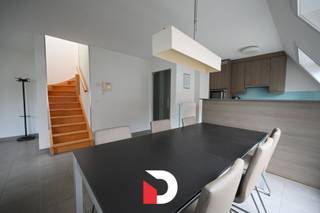 Dit prachtige duplex appartement in De Haan is de perfecte plek voor wie op zoek is naar rust en comfort. Gelegen in een rustige buurt, biedt dit appartement een bewoonbare oppervlakte van 88m², verdeeld over twee verdiepingen.<br /><br />Beneden vind je een gezellige woonkamer met veel natuurlijk lichtinval, een uitgeruste keuken, berging en een gastentoilet. Vanuit de woonkamer heb je directe toegang tot he ruime terras, waar je heerlijk kunt genieten van de buitenlucht en de zon.<br /><br />Op de bovenverdieping bevinden zich twee ruime slaapkamers en een badkamer met een ligbad. Beide slaapkamers bieden voldoende ruimte voor een tweepersoonsbed en kasten.<br /><br />Dit appartement is ideaal voor wie op zoek is naar een comfortabele en ruime woonruimte in een groene omgeving. De Haan staat bekend om zijn prachtige duinen en bossen, waardoor het de perfecte locatie is voor liefhebbers van natuur en rust.<br /><br />Private parking kan worden bijgekocht. Daarnaast is er in de directe omgeving voldoende parkeergelegenheid en zijn er verschillende winkels en voorzieningen op loopafstand. Kortom, dit duplex appartement in De Haan is de ideale plek om te genieten van het goede leven aan de Belgische kust.