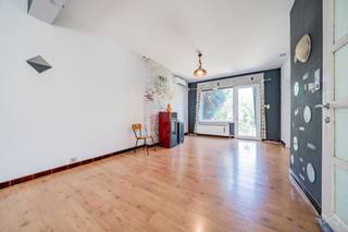 Contact : 071/15.87.87 -> charleroi@weinvest.be<br /><br />We Invest Charleroi vous présente cette maison située à Couillet, proposée à partir de 217.000 €. Offrant de beaux volumes et équipée de tout le confort d'une habitation moderne, ce bien séduira les acquéreurs à la recherche d'une maison économe en énergie, prête à accueillir ses nouveaux propriétaires.<br /><br /><br />Rez-de-chaussée : large hall d'accueil, grande pièce de vie lumineuse comprenant salon et salle à manger avec clim, cuisine équipée.<br /><br />1er étage : hall de nuit desservant trois chambres, dont une équipée d'une climatisation, ainsi qu'une salle de bain.<br /><br />2ème étage : vaste grenier offrant un beau potentiel d'aménagement pour la création de chambres supplémentaires, d'un bureau ou d'un espace de loisirs.<br /><br />Sous-sol : caves.<br /><br />Extérieur<br /><br />Jardin agréable.<br /><br />Équipements<br /><br />Chauffage central au gaz<br />Deux pompes à chaleur<br />Panneaux photovoltaïques<br />Ballon thermodynamique<br />Châssis double vitrage<br />Volets<br />Système d'alarme<br /><br />Une maison familiale bénéficiant d'équipements énergétiques complets et modernes, offrant confort, économies d'énergie et un beau potentiel d'évolution grâce à son grenier aménageable.<br /><br />Faire offre à partir de 217.000 €.<br /><br />Contact : 071/15.87.87 -> charleroi@weinvest.be<br /><br />Annonce à titre indicatif et non contractuelle, sous réserve d'inexactitude.