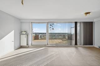 <p><span>Goed onderhouden dakappartement met grote terrassen en een fenomenaal zicht op de jachthaven van Blankenberge. </span></p><p><span>De leefruimte typeert zich door de grote glaspartijen en de makkelijk te onderhouden tegelvloer. </span></p><p><span>De open keuken staat in directe verbinding met de eetplaats en het ruim zuidgericht terras (26m</span><span><sup>2</sup></span><span>) waar het heerlijk vertoeven is. U geniet hier van zicht op de Polders en vergezichten tot in Brugge. </span></p><p><span>In de geriefelijke keuken kan u gebruik maken van de kwalitatieve Miele-keukentoestellen, groot werkblad en de talrijke keukenkasten.</span></p><p><span>De slaapkamer, badkamer en het tweede terras (11m</span><span><sup>2</sup></span><span>) bevinden zich achteraan. </span></p><p><span>De volledig betegelde badkamer is afgewerkt met een douche, praktisch lavabomeubel, toilet, handdoekdroger en aansluiting voor de wasmachine. </span></p><p><span>Het appartement  beschikt over een blanco elektrische keuring en elektrisch te bedienen rolluiken en zonneluifel.</span></p><p><span>Individuele verwarming op gas.</span></p><p><span>In de standingvolle residentie Transat worden de appartementen voornamelijk gebruikt door de eigenaars zelf, is de brandtrap volledig vernieuwd, het dak geïsoleerd en komt de lift tot op de tiende verdieping. </span></p><p><span>De residentie is bovendien rolstoeltoegankelijk. </span></p><p><span>Het winkel-wandelgebied, de zeedijk en Grote Markt en een tramhalte bevinden zich op wandelafstand. </span></p>