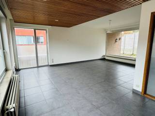 Deze ruime bel-etagewoning, gelegen in het rustige Tielrode, beschikt op het gelijkvloers over een inkomhal met vestiaire, een garage en 2...