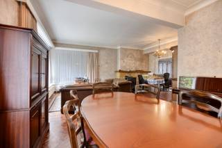 Deze charmante, te renoveren woning met maar liefst vijf slaapkamers is gunstig gelegen op een zonnig perceel van 12 are. De ligging is uitstekend:...