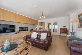 Koksijde : Op zoek naar een stijlvol en instapklaar appartement met frontaal zeezicht? Dit prachtig gerenoveerde appartement van 88m², gelegen op...