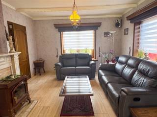 Vrijstaande woning met 3 slaapkamers, ruime werk-/opslagruimte van 228 m² en veel parkeermogelijkheden in SinaaiWonen, werken en ondernemen op één locatie? Deze veelzijdige eigendom in de Weimanstraat 20 te Sinaai biedt een bijzonder interessante combinatie van comfortabel wonen en een ruime professionele werk- en opslagruimte.De woning beschikt over een ruime leefruimte en een praktische keuken met zicht op de tuin. Verder zijn er momenteel 3 slaapkamers, een badkamer (met douche, lavabo en tweede toilet), een bureau en een extra kamer die eventueel ook kan dienen als vierde slaapkamer. Een apart gastentoilet is ook aanwezig op de benedenverdieping, extra handig als je je klanten thuis ontvangt en toch graag je privacy wil behouden.Ook buiten heeft deze eigendom heel wat te bieden. U geniet er van een zonnige tuin met terras, ideaal om na een drukke werkdag tot rust te komen.De absolute troef van deze eigendom bevindt zich achteraan. Naast de inpandige garage beschikt het pand over een zeer ruime magazijnruimte van maar liefst 228 m².Deze ruimte wordt momenteel gebruikt voor het stallen van machines, maar biedt dankzij haar omvang veel mogelijkheden.Hierdoor is de eigendom bijzonder interessant voor zelfstandigen en ondernemers die hun woning graag willen combineren met hun professionele activiteiten. Onder meer voor wie actief is in de bouw, tuinbouw, aannemerij, onderhoud of aanverwante sectoren kan de combinatie van wonen, werkruimte, opslag en parkeermogelijkheden een belangrijke meerwaarde betekenen.Deze woning onderscheidt zich door haar ruimte, veelzijdigheid en uitstekende combinatie van wonen en werken. Een ideale opportuniteit voor wie op zoek is naar een ruime gezinswoning én voldoende professionele ruimte op één en dezelfde locatie.Kom je deze woning en opslagruimte graag zelf ontdekken?Neem dan contact op met Eberhard Vastgoed via 03 779 69 29 of contact@eberhardvastgoed.be en plan vandaag nog uw bezoek.