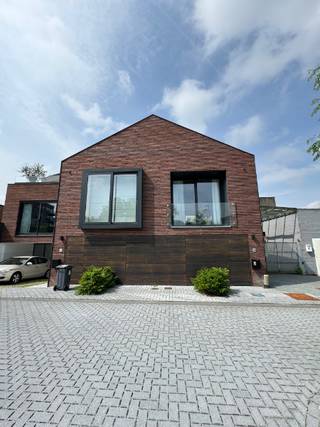 Deze prachtige en unieke loft is beschikbaar vanaf 1 juni 2026, het heeft een privatieve inkomhall, toilet apart, bergplaats voor fietsen, op de eerste verdieping is er een leefruimte met woonkamer en open eetkeuken, het appartement heeft 2 slaapkamers en twee badkamers, zonnig terras <br />het appartement is een juweel en perfect in orde, instapklaar.<br />geen telefonische inlichtingen.<br />voor een afspraak : gelieve uw huurprofiel aan te maken via www.mijnhuurprofiel.be<br />en de pdf die u vervolgens ontvangt te bezorgen aan Stefaan@intrabouw.be, ik contacteer u om een afspraak te maken.