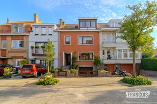Bent u op zoek naar een ruime woning met een tuin, een ruime en diepe garage en bijzonder veel potentieel op een uitstekende locatie? Dan is deze woning in de Stokkellaan 173 zeker een bezoek waard. Hier woont u bijzonder rustig in het gegeerde Mariakerke, met winkels en openbaar vervoer dichtbij. Deze woning uit 1960 is gelegen op een perceel van 183 m² en beschikt over 162 m² bewoonbare oppervlakte, exclusief de ruime kelderverdieping op sous-solniveau. Dankzij de verschillende leefgedeeltes biedt deze woning heel wat mogelijkheden voor wie ruim wil wonen, meerdere generaties onder één dak wil samenbrengen of wonen en werken wil combineren.<br /><br />Via de inkom op het gelijkvloers bereikt u het afzonderlijke toilet en de leefruimte, waar de zithoek en eetplaats met elkaar verbonden zijn. Achter de eetplaats bevindt zich een veranda die een aangename overgang vormt naar de tuin. De keuken ligt afzonderlijk naast de leefruimte, met aansluitend een eerste badkamer. Vanuit de veranda bereikt u via een trapje de leuke tuin, waar u rustig kunt genieten van het buitenleven.<br /><br />Het gelijkvloers biedt de mogelijkheid om een leefgedeelte met één slaapkamer te creëren. Ideaal voor wie een ouder dichtbij wil laten wonen of een opgroeiend kind meer privacy wil geven. Ook een praktijkruimte of bureau aan huis behoort tot de mogelijkheden, afhankelijk van de gewenste inrichting.<br /><br />Op de eerste verdieping bevindt zich een tweede woonkamer met een zithoek en eetplaats in één ruimte. Daarnaast vindt u een tweede keuken en badkamer. Wie graag een meer open indeling wenst, kan de keuken en woonkamer met elkaar verbinden tot een aangename, open leefruimte in L-vorm. De tweede verdieping, die in 1977 werd toegevoegd, beschikt over drie slaapkamers.<br /><br />De kelderverdieping vormt een belangrijke extra troef. Hier vindt u een ruime en diepe garage, bijkomende bergruimte en een stookruimte. Zo beschikt u naast de bewoonbare oppervlakte over heel wat praktische ruimte voor uw wagens, fietsen, opslag of hobby’s.<br /><br />Er zijn twee afzonderlijke tellers voor elektriciteit, gas en water: één voor het gelijkvloers en de kelderverdieping en één voor de eerste en tweede verdieping. Dit biedt een praktische basis voor wie de verschillende leefgedeeltes afzonderlijk wil gebruiken.<br /><br />De woning heeft een EPC-label E met een score van 484 kWh/m² per jaar en valt onder de renovatieverplichting. Gerichte, logische aanpassingen kunnen de energieprestaties verbeteren en de woning naar een gunstiger EPC-label brengen. De ramen werden al grotendeels vernieuwd naar PVC met hoogrendementsbeglazing; de overige houten ramen beschikken over dubbele beglazing.<br /><br />Bent u op zoek naar een ruime woning met tuin, diepe garage en bijzonder veel potentieel op een uitstekende locatie in Mariakerke? Neem dan contact op met Justin via 0474 05 59 25 of justin@immofrancois.be voor meer informatie of een bezoek. Wenst u een vrijblijvende schatting van uw eigen woning? Ook daarvoor help ik u graag verder.<br /><br />