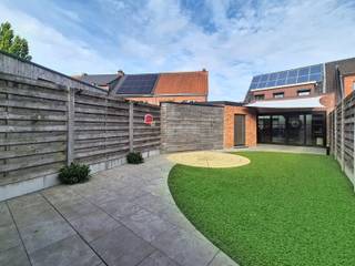 <p>Deze prachtige tot in de puntjes afgewerkte woning is gelegen in de gegeerde Schorvoortwijk, in een rustige doodlopende straat. Winkels, scholen en openbaar vervoer bevinden zich vlakbij, waardoor u geniet van rust én een uitstekende bereikbaarheid.</p>
<p>Via de inkomhal met ingemaakte kasten en toegang tot de kelder, komt u in de ruime, lichtrijke leefruimte met open keuken. De gigantische keuken is stijlvol afgewerkt met kwaliteitsvolle materialen en hoogwaardige toestellen, waaronder een ingebouwde koffiemachine en modern fornuis. Vanuit de leefruimte en keuken heeft u zicht op de onderhoudsvriendelijke tuin met gezellige lounge en tuinhuis.</p>
<p>Op het gelijkvloers vindt u tevens een stijlvolle badkamer met ligbad, ruime inloopdouche, toilet en modern wasmeubel. Via de keuken is er toegang tot de inpandige garage en een polyvalente ruimte die naar wens kan worden ingericht.</p>
<p>De verdieping beschikt over vijf volwaardige slaapkamers met ingemaakte kasten en een ruim toilet met wasmeubel. Parkeren kan in de garage of op de ruime oprit, waar bovendien een laadvoorziening voor een elektrische wagen aanwezig is.</p>
<p>Troeven:</p>
<ul>
<li>Energiezuinig</li>
<li>Elektrische rolluiken</li>
<li>Vloerverwarming</li>
<li>Zonnepanelen</li>
<li>Laadvoorziening voor de auto</li>
<li>Rustige ligging</li>
<li>Vlot bereikbaar naar E34 en centrum Stad Turnhout</li>
<li>Warme bakker aan de overkant en apotheker om de hoek. School op 1 minuut wandelafstand</li>
</ul>
<p>Deze woning is te koop ZONDER makelaar via het concept van Smart Houses! Wenst u verdere inlichtingen of een bezoek? Contacteer rechtstreeks de eigenaar via +32483087765</p>