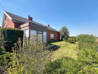 Villa met tuin met open zicht op centrale ligging te Ieper.De woning is als volgt ingedeeld:Gelijkvloers: ruime inkomhal, leefruimte met aansluitend...