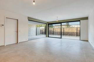 Bent u op zoek naar een kwalitatieve woonst of een slimme vastgoedinvestering? <br /><br />Dit gelijkvloerse nieuwbouwappartement (104 m²) met 3 slaapkamers maakt deel uit van een recente, kleinschalige residentie bestaande uit 5 appartementen.<br /><br />U geniet hier van een moderne architectuur die esthetiek naadloos combineert met functioneel wooncomfort. Bovendien is het appartement voorzien van zonwering en rolluiken. De keuken moet nog geplaatst worden, maar kan nog naar eigen smaak gekozen worden.<br /><br />Verplichte aankoop van een bovengrondse autostaanplaats en berging: €25.000,00<br /><br />INDELING<br /><br />Inkomhal - toilet - berging - ruime leefruimte met open keuken - terras (43 m²) - slaapkamer 1 - badkamer (ligbad, dubbele lavabo, inloopdouche) - slaapkamer 2 - slaapkamer 3<br /><br />ALGEMEEN<br />- Nabij centrum Waregem en E17<br />- Op wandelafstand van winkels<br />- 6% BTW mogelijk<br />- Energiezuinig: warmtepomp, zonnepanelen<br /><br />Wilt u dit energiezuinige nieuwbouwappartement te Waregem zelf ontdekken? Neem vandaag nog contact op voor meer informatie of een bezoek ter plaatse: 0472 18 64 20 / matisse.vandererven@dewaele.com<br /><br />Bestuursmaatregelen in het maatregelenregister: nee