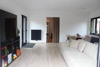 Bent u op zoek naar de perfecte combinatie van moderne luxe, energiezuinig wonen en een rustige, kindvriendelijke omgeving? Dan is deze recent gerenoveerde villa precies wat u zoekt.<br /><br />Gelegen in een uiterst rustige doodlopende straat, in een charmante woonwijk nabij scholen, winkels en openbaar vervoer, combineert deze woning privacy met een uitstekende bereikbaarheid.<br /><br />Troeven van de woning<br />Recent totaal gerenoveerd<br />Een ruime lichtrijke woonkamer met grote raampartijen<br />4 slaapkamers + bureau/polyvalente ruimte<br />High-end keuken<br />Parkeermogelijkheden voor 4 tot 8 wagens en laadpaal<br />Zonnepanelen<br />Nieuwe Vaillant hoogrendementsketel en boiler<br />Domotica voor verlichting en rolluiken<br />Airco<br />Gunstig EPC<br />Elektriciteit en gas conform<br />Asbestveilig<br /><br />Bij het betreden van de woning komt u binnen in een lichtrijke inkomhal. Het gelijkvloers is praktisch en ruim ingedeeld en biedt:<br /><br />Een gezellige woonkamer met grote raampartijen en prachtig zicht op terras, tuin en groen<br />Een hoogwaardige keuken uitgerust met Siemens-toestellen, zowel gas- als inductiekookplaat en een ingebouwde Novy dampkap<br />Een praktische berging aansluitend aan de keuken<br />Een slaapkamer op het gelijkvloers<br />Een moderne doucheruimte met toilet<br />Een bureau of polyvalente ruimte, ideaal als thuiswerkplek, speelkamer of hobbyruimte, zou eventueel als slaapkamer kunnen dienen.<br /><br />Op de 1ste verdieping bevinden zich:<br /><br />3 slaapkamers<br />Een moderne badkamer met ligbad<br />Een aparte technische ruimte<br /><br />De zorgvuldig aangelegde tuin straalt rust en privacy uit. Dankzij de ruime oprit met laadpaal is er plaats voor 4 tot 8 wagens.<br /><br />Dankzij de recente renovaties is deze woning volledig instapklaar en toekomstgericht afgewerkt.<br /><br />Vraagprijs: €649.000<br /><br />Interesse of vragen? Neem gerust contact op voor meer informatie of een bezoek.