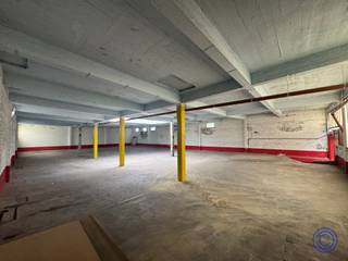 <p><span>Informatie handelspand</span></p><p><span>Op Twee Netenstraat 70 te Antwerpen bieden wij dit veelzijdige magazijncomplex te huur aan als één geheel of opsplitsbaar. Het pand beschikt over een totale oppervlakte van circa 800 m², verdeeld over twee verdiepingen van elk ongeveer 400 m². Het gelijkvloerse magazijn is voorzien van een afsluitbare toegangspoort, een plafondhoogte van circa 3 meter en biedt tal van mogelijkheden voor opslag, atelier of andere professionele doeleinden. De eerste verdieping is bereikbaar via een ruime oplopende ramp en beschikt eveneens over circa 400 m² magazijnruimte. Ook deze verdieping kan afzonderlijk worden afgesloten. Het complex beschikt daarnaast over een gemeenschappelijke, afgesloten inrit met poort en een buitenruimte die flexibel kan worden ingevuld, bijvoorbeeld als parkeerruimte of voor opslag. Bent u op zoek naar een opvallend en veelzijdig handelspand op een centrale locatie in Antwerpen? Neem dan contact met ons op via 03 257 55 55 of office@ccimmo.be.</span></p><p><span>Indeling:</span></p><ul><li><span>Totale oppervlakte van ca. 800 m², verdeeld over twee magazijnruimtes van elk ca. 400 m².</span></li><li><span>Gelijkvloerse magazijnruimte met een plafondhoogte van ca. 3 m en toegang via een afsluitbare poort.</span></li><li><span>Eerste verdieping bereikbaar via een ruime oplopende ramp, eveneens met een oppervlakte van ca. 400 m².</span></li><li><span>Gemeenschappelijke afgesloten inrit met poort. </span></li><li><span> </span></li></ul><p><span> </span></p><p><span>Huur Informatie</span></p><ul><li><span>Huurprijs: particulieren 2.800 EUR/maand + alg. kosten. (Elektriciteit)</span></li><li><span>Huurprijs: Zakelijk 3.200 EUR/maand + alg. kosten (Onroerende voorheffing + elektriciteit)</span></li><li><span>Per direct beschikbaar!</span></li></ul><p><span> </span></p><ul><li><span>Waarborg: 6 maanden </span></li></ul><ul><li><span>Ingaande plaatsbeschrijving te betalen door huurder en verhuurder: 230 EUR excl. BTW per partij.</span></li></ul><ul><li><span>Bemiddelingsvergoeding vastgoedkantoor te betalen door de huurder: 15% van de jaarhuur excl. BTW. </span></li></ul><p><span> </span></p><p><span>Gebouw</span></p><ul><li><span>Voorgevel met een automatische toegangspoort, eenvoudig te bedienen via afstandsbediening.</span></li><li><span>De poort biedt een rechtstreekse en praktische toegang tot het magazijn vanaf de straatzijde. </span></li></ul><p><span> </span></p><p><span>Ligging</span></p><ul><li><span>Gelegen in Antwerpen-Noord, met een vlotte verbinding naar de belangrijkste invalswegen.</span></li><li><span>Centrale ligging, ideaal voor opslag en professionele activiteiten. </span></li></ul><p><span> </span></p><p><span>*De informatie in deze prospect is ter informatieve titel: de kandidaat-huurders moeten hun eigen zaak maken van het verkrijgen, controleren en interpreteren van deze informatie.</span></p>