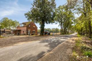 <p><span>Bent u op zoek naar een eigendom met ruimte, rust, privacy en uitzonderlijk veel mogelijkheden? Dan is deze karaktervolle woning op een riant perceel van maar liefst 4.830 m² in Hechtel absoluut het ontdekken waard.</span></p><p><span>De eigendom is gelegen in waardevol agrarisch gebied en omvat een bestaande woning met aansluitend weiland. De combinatie van de landelijke ligging, de ruime grond en de bestaande bebouwing maakt dit een bijzonder interessante eigendom voor wie droomt van een leven in het groen, met ruimte voor paarden, dieren of een agrarische invulling, steeds met respect voor de geldende stedenbouwkundige voorschriften.</span></p><p><span>De bestaande woning dateert uit circa 1950 en beschikt volgens het EPC over een bruikbare vloeroppervlakte van 120 m².</span></p><p><span>De woning vormt vandaag een bestaande woongelegenheid met een functionele basis, maar dient energetisch verder aangepakt te worden. Voor de koper biedt dit de mogelijkheid om de woning volledig naar eigen wensen en behoeften te renoveren en te moderniseren.</span></p><p><span>Een bijkomende troef is het bijzonder ruime perceel van 4.830 m², met aansluitend weiland. Hierdoor beschikt de eigendom over een uitzonderlijk landelijk karakter en biedt ze volop ruimte voor liefhebbers van het buitenleven.</span></p><p><span>De woning beschikt over een EPC-label F met een berekende energiescore van 1.224 kWh/m² jaar.</span></p><p><span>EPC-identificatiecode: 20220915-0002675351-RES-1<br />Bruikbare vloeroppervlakte volgens EPC: 120 m²</span></p><p><span>Bij de aankoop van een residentiële woning met EPC-label E of F geldt in Vlaanderen een renovatieverplichting. De nieuwe eigenaar moet de woning binnen 6 jaar na het verlijden van de authentieke akte energetisch renoveren tot minstens EPC-label D. De renovatie moet nadien worden aangetoond met een nieuw EPC. (<span>Vlaanderen.be</span></span><span>)</span></p><p><span>Belangrijk: wanneer de woning binnen deze termijn wordt gesloopt, hoeft de renovatieverplichting niet meer te worden uitgevoerd. (<span>Vlaanderen.be</span></span><span>)</span></p><p><span>Een van de interessante aspecten van deze eigendom is dat een kandidaat-koper niet alleen de renovatiemogelijkheden kan onderzoeken, maar ook de haalbaarheid van een sloop- en heropbouwscenario kan laten bekijken.</span></p><p><span>De ligging in agrarisch gebied betekent evenwel dat de mogelijkheden voor nieuwbouw, herbouw, uitbreidingen, bijgebouwen, paardenvoorzieningen en functiewijzigingen onderworpen zijn aan specifieke stedenbouwkundige regels.</span></p><p><span>Voor bestaande woningen waarop de regelgeving inzake zonevreemde woningen van toepassing is, bestaan er onder bepaalde voorwaarden mogelijkheden voor renovatie, herbouw op dezelfde plaats of herbouw op een gewijzigde plaats. Zo kunnen bij herbouw onder voorwaarden onder meer het behoud van het aantal woongelegenheden en een maximale herbouwde volumegrens van 1.000 m³ een rol spelen. Een herbouw op dezelfde plaats vereist onder meer dat minstens drie vierde van de bestaande woonoppervlakte overlapt met de nieuwe woonoppervlakte. Een herbouw op een gewijzigde locatie is aan bijkomende voorwaarden gekoppeld.</span></p><p><span>Dit zijn geen automatische bouwrechten: de concrete mogelijkheden moeten steeds worden beoordeeld op basis van de exacte stedenbouwkundige bestemming, de vergunde en vergund geachte toestand, de toepasselijke voorschriften en de beoordeling door de bevoegde overheid.</span></p><p><span>Voor kandidaat-kopers die een dergelijke piste overwegen, is het dan ook aangewezen om vóór aankoop een stedenbouwkundig vooronderzoek te laten uitvoeren en de mogelijkheden te bespreken met de gemeentelijke dienst Omgeving.</span></p><p><span>Sinds 1 juli 2025 bestaat er een permanente federale regeling waarbij onder bepaalde voorwaarden een btw-tarief van 6% kan worden toegepast op sloop en heropbouw van woningen. De voorwaarden zijn afhankelijk van onder meer het gebruik van de nieuwe woning en de situatie van de bouwheer. Bij eigen bewoning geldt bijvoorbeeld een maximale bewoonbare oppervlakte van 200 m² en moet het om de enige en eigen woning gaan, met domicilie gedurende minstens 5 jaar. Ook voor bepaalde verhuursituaties bestaat een regeling. (<span>Vlaanderen.be</span></span><span>)</span></p><p><span>Belangrijk: het eventuele recht op toepassing van het 6%-btw-tarief staat volledig los van de stedenbouwkundige mogelijkheid om op deze locatie een nieuwe woning te realiseren. De fiscale regeling creëert op zichzelf geen bouwrecht.</span></p><p><span>Het perceel is gelegen in waardevol agrarisch gebied en biedt daardoor een uitgesproken landelijke omgeving.</span></p><p><span>De ruime oppervlakte en het aanwezige weiland maken de eigendom bijzonder aantrekkelijk voor paardenliefhebbers en liefhebbers van het buitenleven. Tegelijk moet rekening worden gehouden met het feit dat agrarische bestemmingen in hoofdzaak gericht zijn op landbouw en dat niet elke vorm van bebouwing, verharding, paardeninfrastructuur of functiewijziging automatisch is toegestaan.</span></p><p><span>Voor concrete plannen is voorafgaand stedenbouwkundig advies daarom sterk aangewezen.</span></p><p><span>Bent u op zoek naar een eigendom met veel grond, rust en een uitzonderlijk landelijk karakter? Of wenst u de mogelijkheden van renovatie tegenover sloop en heropbouw verder te onderzoeken?</span></p><p><span>Neem dan contact op met tel 011 199 991of e-mail <span>lindsey@janssenenjanssen.be</span></span></p><p><span>Alle vermelde ontwikkelings-, renovatie- en herbouwmogelijkheden zijn louter informatief en zijn onder voorbehoud van de geldende stedenbouwkundige voorschriften, de vergunde/vergund geachte toestand en het verkrijgen van de vereiste vergunningen. Aan deze publicatie kunnen geen automatische bouw- of ontwikkelingsrechten worden ontleend.</span></p><p><span> </span></p>