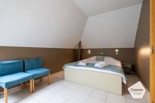 Ontdek dit instapklare appartement met een <strong>bewoonbare oppervlakte van 119 m²</strong>. Dankzij een <strong>EPC-score C en het asbestvrij</strong>e karakter verblijf je hier niet alleen comfortabel, maar ook zorgeloos;<br />De vakantiewoning beschikt over <strong>drie afgewerkte slaapkamers</strong>, elk voorzien van praktische inbouwkasten. De badkamer is uitgerust met een douche, spiegelkast en wastafel. Een volledig geïnstalleerde keuken biedt alles wat je nodig hebt voor dagelijks gebruik, terwijl de <strong>knusse zithoek</strong> uitnodigt tot ontspannen momenten;<br />Buiten geniet je van een <strong>gemeenschappelijke tuin</strong>, ideaal om tot rust te komen. Bovendien bevindt het appartement zich op <strong>wandelafstand van het strand, de zee en het openbaar vervoe</strong>r – een absolute troef voor wie houdt van een vlotte bereikbaarheid en een aangename leefomgeving;<br />Geen domicilie mogelijk;<br />Verkoop onder erfpacht;<br /><br /><strong><u>troeven:</u></strong><br />* Asbestvrij;<br />*Gemeubeld<br />* 119 m2 bewoonbare oppervlakte;<br />* Gunstige ligging;<br />* 3x slaapkamer;<br /><br />Een unieke opportuniteit voor wie op zoek is naar een tweede verblijf of investering op een toplocatie. Aarzel niet en kom het pand vrijblijvend bezoeken;