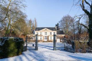 The indicated price concerns a share transfer and represents 100% of the shares. Any other proposal will be considered.This prestigious manor house,...