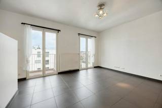 Prachtige penthouse studio op de 8e verdieping met zicht op Tour &amp; Taxis  te koop.<br /><br />De studio beschikt over een ruime keuken-leefruimte met een aparte slaaphoek.<br /><br />Het ruime terras heeft een panoramisch zicht over Tour &amp; Taxis en het kanaal.<br /><br />De keuken is helemaal geïnstalleerd alsook de badkamer.<br /><br />De studio is zéér energiezuinig (EPC B) en beschikt over een individuele condensatieketel en een ventilatiesysteem D.<br /><br />Ruimte en aansluitingen voorzien voor wasmachine.<br /><br />De vraagprijs van de studio bedraagt  € 279.000.<br />Parkeeplaats verplicht bij te kopen aan € 29.000.<br /><br />Wenst u dit pand te bezoeken ?<br />Doe een aanvraag via www.dewaele.com<br /><br />of <br /><br />Contacteer mij : <br />Vaïk<br />+32 472 18 71 95<br /><br />BESTEMMING: Woongebied<br /><br />DISCLAIMER: Sommige afbeeldingen in deze presentatie zijn met AI gegenereerd om het potentieel van het pand te illustreren. Ze tonen niet de exacte, huidige staat. Aan deze beelden kunnen geen rechten worden ontleend. 