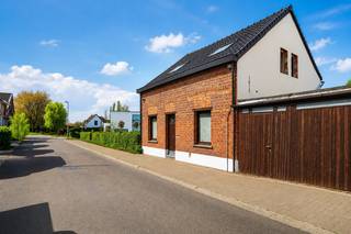 Deze ruime HOB staat klaar om verder afgewerkt te worden tot jouw ideale thuis! <br />Het grote voordeel? Je kan de woning volledig naar eigen smaak vormgeven. Van vloeren en keuken tot badkamers: jij kiest zelf de afwerking en creëert een woning die helemaal bij jou past.<br /><br />Op het gelijkvloers kom je binnen via de inkomhal, die toegang biedt tot de ruime leefruimte. De voorziene aanbouw biedt alle mogelijkheden voor een open leefkeuken met een grote glaspartij en een mooi zicht op de tuin. Verder beschikt de woning over een berging, garage, slaapkamer en badkamer.<br /><br />Op de eerste verdieping bevinden zich nog drie volwaardige slaapkamers en een tweede badkamer.<br /><br />Dankzij de ruime indeling en de vele mogelijkheden is dit de ideale woning voor wie graag zijn eigen stempel drukt en op zoek is naar een thuis die volledig naar eigen wensen kan worden afgewerkt. Bovendien geniet je van een ligging met alle nodige voorzieningen vlakbij.<br /><br />Verkoop onder registratierechten. <br /><br />Wij leiden je graag rond!