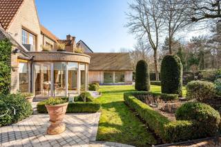 <p><strong>Prachtige en ruime woning gelegen in een rustige doodlopende straat te Mechelen.</strong></p>
<p><strong>BEKIJK ZEKER ONZE (VIRTUELE) GRONDPLANNEN EN ATTESTEN VOOR DE INDELING EN EXTRA INFORMATIE.</strong></p>
<p><strong>SPECIFIEKE KENMERKEN:</strong></p>
<ul>
<li>Perfect onderhouden woning in een rustige en gegeerde straat te Mechelen</li>
<li>Uitzonderlijk ruime bewoonbare oppervlakte van ca. 425 m²</li>
<li>Tal van mogelijkheden dankzij de indeling, het woonvolume en de toplocatie</li>
<li>Mooi aangelegde tuin op het zuiden met meerdere terrassen en een pergola</li>
<li>Unieke combinatie van rust en privacy, met een vlotte bereikbaarheid via de E19 (Antwerpen - Brussel)</li>
<li>Gelegen nabij winkels, scholen en openbaar vervoer</li>
<li>Bijgebouw met talloze mogelijkheden</li>
<li>Dubbele inpandige garage en een praktische (wijn)kelder</li>
</ul>
<p><strong>TECHNISCHE KENMERKEN:</strong></p>
<ul>
<li>Gunstige EPC-score: 179 kWh/(m²/jaar) – Label B</li>
<li>Elektrische installatie niet conform AREI (offerte conformstelling ca. €2.600-, incl. BTW)</li>
<li>Asbestveilig</li>
<li>Hardhouten (Teak) schrijnwerk met dubbele beglazing</li>
<li>Elektrische rolluiken</li>
<li>Verwarming op aardgas via radiatoren en convectoren</li>
<li>Haard met houtkachel</li>
<li>Airconditioning (verwarmen/koelen)</li>
<li>Alarminstallatie en videofoon</li>
<li>Tuin voorzien van beregeningssysteem</li>
</ul>
<p><strong>INDELING:</strong></p>
<p><u>Gelijkvloers:</u></p>
<ul>
<li>Ruime inkomhal met apart gastentoilet en ingebouwde vestiaire</li>
<li>Gezellige en lichtrijke leefruimte met toegang tot de tuin</li>
<li>Keuken met aanpalende erker / eetkamer</li>
<li>Dubbele inpandige garage met elektrische poorten</li>
<li>Aparte bureauruimte mogelijk</li>
<li>Poolhouse</li>
</ul>
<p><u>Eerste verdieping:</u></p>
<ul>
<li>Master bedroom (ca. 30 m²) met en-suite dressing en badkamer</li>
<li>3 slaapkamers (momenteel ingericht als 2 slaapkamers en 1 bureau)</li>
<li>Tweede badkamer met ligbad en dubbele lavabo</li>
<li>Apart toilet</li>
<li>Aparte dressing</li>
<li>Wellness ruimte met sauna en stoombad</li>
</ul>
<p><u>Zolder:</u></p>
<ul>
<li>Bergzolder bereikbaar via vlizotrap</li>
</ul>
<p><u>Kelderverdieping:</u></p>
<ul>
<li>Kelderberging / wijnkelder (ca. 65 m²)</li>
</ul>