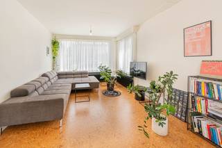 <p>Deze gezellige en trendy gezinswoning is gelegen in het hartje van Willebroek, waardoor winkels, scholen en horecazaken op wandelafstand zijn.</p><p></p><p>Uiteraard is er een uitstekende verbinding met de A12, N16 en E19. Je wordt verwelkomd in de gezellig inkomhal met gastentoilet. Hier voel je al meteen de warme en simplistische sfeer. De eyecatcher van de woning is zonder twijfel de lichtrijke leefruimte met zicht op de groene tuin. De aansluitende keuken werd volledig vernieuwd en voldoet aan alle comfort. Naast de keuken vind je de praktische bergplaats met aansluitingen voor een wasmachine. Onder de trap is nog een extra berging aanwezig. Op de eerste verdieping zijn 3 slaapkamers en een badkamer aanwezig. In de verzorgde tuin kom je tot rust op het aangelegd terras in een oase van groen. Bovendien is er achteraan de woning nog een extra uitweg van 1,5 meter.</p><p></p><p>Kortom de ideale starterswoning!</p><p></p><p>Meer info en documenten op www.malines-group.be</p>