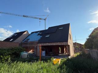 <p>Nieuwbouw met warmtepompen REEDS IN OPBOUW!</p>
<p>Deze woningen kunnen aangekocht worden aan 6% BTW als enige eigen woning of voor 15 jaar verhuur.</p>
<p>Binnenkort uw nieuwe energiezuinige thuis in een rustige straat in Maldegem maken? Mis deze kans niet! OPLEVERING EIND 2026!<br />Van deze 3 nieuwbouwwoningen wordt binnenkort gestart met de binnenafwerking. Hierbij kiest u volledig zelf nog de keuken, badkamer, vloeren, binnendeuren, …</p>
<p>De woningen zijn bijzonder degelik opgebouwd met betonnen tussenverdieping én 2 betonnen trappen. Ze scoren zeer goed qua energiezuinigheid dankzij de WARMTEPOMPEN met vloerverwarming, ZONNEPANELEN, superisolerende beglazing, vloer- muur- en dakisolatie, ventilatie type D,… Daarnaast zijn 2 regenwaterputten van elk 7500L voorzien.</p>
<p>De woningen zijn gelegen vlakbij centrum Maldegem. Daarnaast is er een vlotte verbinding met Antwerpen via de N49 en met het binnenland via de E40 te Aalter.</p>
<p>Contacteer Bonne Vastgoed 7 op 7 voor meer info via 0468/104040 of info@bonnevastgoed.be</p>