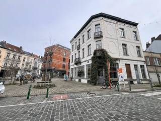 Gelegen in een gegeerde buurt nabij de Vijvers van Elsene en Flagey. Dit gezellige appartement (± 55 m²) op de 1ste verdieping (zonder lift)...