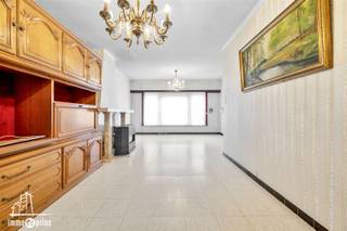 Deze mooie bel-étagewoning biedt verrassend veel ruimte en potentieel. Met een bewoonbare oppervlakte van 134 m², verdeeld over drie woonverdiepingen, geniet je hier van een praktische en comfortabele indeling. De woning beschikt over twee ruime slaapkamers, een badkamer en een volledig geïnstalleerde keuken. De leefruimte is bijzonder aangenaam dankzij de overvloedige lichtinval en het open gevoel.Op het gelijkvloers bevindt zich een inpandige garage, aangevuld met extra bergruimte. Achteraan ligt een leuke tuin waar je in alle rust kan genieten. De woning is gebouwd met een zeer stevige structuur en vormt een ideale basis om verder naar eigen smaak op te frissen of te moderniseren.Gelegen in een rustige omgeving, maar toch vlakbij belangrijke invalswegen, biedt deze bel-étagewoning een uitstekende combinatie van bereikbaarheid en wooncomfort. Een woning met veel potentieel voor wie op zoek is naar een solide, ruime én goed gelegen thuis.