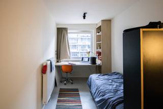 BEZOEK AANVRAGEN VIA ONZE WEBSITE!<br /><br />LIGGING<br /><br />Bent u op zoek naar een aangename studentenkamer in Gent? Ontdek Charlie’s Place!<br /><br />Deze moderne studentenresidentie geniet van een centrale ligging, met diverse campussen, winkels en openbaar vervoer in de nabije omgeving.<br /><br />INDELING<br /><br />Deze bemeubelde standaardkamer heeft een oppervlakte van 12 m² en is ingericht met een bed, kleerkast, bureau, boekenkast en een eigen lavabo. Een matras en bureaustoel dienen zelf voorzien te worden.<br /><br />Daarnaast beschikt de residentie over verschillende gemeenschappelijke voorzieningen, waaronder uitgeruste keukens, gedeelde badkamers, gezellige leef- en ontspanningsruimtes en een gemeenschappelijke tuin.<br /><br />De keuken en sanitaire voorzieningen worden gemiddeld met zes studenten gedeeld, afhankelijk van de verdieping.<br /><br />EXTRA TROEVEN<br /><br />- Moderne studentenresidentie<br />- Bemeubelde kamer van 12 m²<br />- Eigen lavabo op de kamer<br />- Uitgeruste gemeenschappelijke keuken<br />- Gezellige gemeenschappelijke leef- en ontspanningsruimtes<br />- Gemeenschappelijke tuin<br />- Afgesloten fietsenberging<br />- Beveiligde toegang via badgesysteem<br />- Internet inbegrepen<br />- Centrale ligging nabij diverse campussen<br /><br />PRAKTISCH<br /><br />- Huurprijs: € 530/maand<br />- Forfaitaire kosten: € 125/maand (elektriciteit, verwarming, water en internet inbegrepen)<br />- Verhuur bij voorkeur voor een volledig academiejaar<br /><br />Interesse in deze studentenkamer? Vraag uw bezoek aan via onze website!