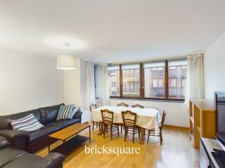 Ontdek dit lichte appartement van 72 m² (1 slaapkamer / 1 badkamer) in uitstekende staat, gelegen in de rustige wijk Hof te Ophem. Je zult dol zijn op de strategische ligging, de royale leefruimte en het prachtige licht.Dit appartement ligt op de 2e verdieping van een goed onderhouden gebouw en bestaat uit een hal, een ruime woonkamer met een volledig uitgeruste open keuken, een comfortabele slaapkamer met toegang tot een terras op het westen, een badkamer met wasruimte en een apart toilet.Ramen met dubbele beglazing, elektriciteit volgens de voorschriften, toegangstelefoonLage gemeenschappelijke kosten: minder dan €100 per maandLage verwarmings- en elektriciteitskosten: ongeveer €70 per maandVraagprijs: €205,000(Extra overdekte parkeerplaats vereist voor €15.000)Neem voor meer informatie contact op met BrickSquare op 02/315.25.13 of bezoek onze website: www.bricksquare.be