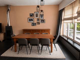Gezellige Bel étage woning in een fijne buurt. Op wandelafstand van scholen, winkels en openbaar vervoer.<br />Deze bestaat uit een leuke woonkamer met recente open keuken. De de trap naar de slaapkamers is eveneens in de woonkamer met een mezzanine. Op de eerste verdieping is ook een toilet aanwezig wat zeker een meerwaarde is. Er zijn 2 grote en 1 kleinere slaapkamer. Een badkamer met enkele lavabo en bad/douche en toilet. Er is ook een berging voorzien.<br />Op de begane grond heb je een grote garage met smeerput, met daarachter veranda en leuke tuin met tuinhuis en zithoek. Daarnaast is er nog een kamer met verwarmingsketel, aansluitingen was/droogkast en berging. Er is ook een ruime hal.