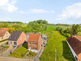 BEZOEKMOMENT OP ZATERDAG 19 SEPTEMBER VANAF 14U, boek vandaag nog uw afspraak. Deze halfopen woning  met 3 kamers van het bouwjaar 1966 biedt mogelijkheden voor renovatie of om een nieuwe woning op te bouwen aan 6% BTW (onder voorwaarden). Wie houdt van groen en dieren kan hier zijn hartje ophalen met een perceel van 1900m².<br /><br />Indeling: inkomhal met traphal naar de verdieping geeft toegang tot een lichtrijke leefruimte van 30m² met hoge plafonds. In de tussenruimte tussen leefruimte en keuken heb je de toegangsdeur naar een ruime kelder van 22m². De keuken ligt achteraan de woning waarbij je onmiddellijk ook buiten kan via de zijdeur richting de tuin. Helemaal achteraan de woning is een badkamer met toilet. Buiten is een grote bergruimte van 38m² waar de verwarmingsketel staat en de 2 bovengrondse conforme stookolietanks. Daarachter liggen de duivenhokken en helemaal achteraan het perceel is ook nog een stal aanwezig voor dieren. Op de verdieping zijn er 3 kamers en een vaste trap naar een zolder van nog eens 40m² op de tweede verdieping.<br /><br />Voor meer info en plaatsbezoek met toelichting bij alle stukken van het dossier neem contact op met Peter (BIV 510.335) op peter@therockrealestate.be of 0495 511 391.<br /><br />Tot binnenkort!