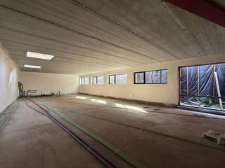 <div>Handelspand te huur in een kleinschalig kwalitatief hoogstaand nieuwbouwproject 'Villa Allegro'.<br /><br />Dit veelzijdige commerciële gelijkvloers bevindt zich op een toplocatie in het centrum met horeca, cultuur, sport, scholen en openbaar vervoer in de directe nabijheid. Er is vlotte parkeergelegenheid in de directe omgeving (Rameplein, Kortrijkstraat,...)<br /><br />Casco+ afwerking inbegrepen<br /><br />Het handelspand wordt opgeleverd met een kwalitatieve Casco+ afwerking, waarbij volgende voorzieningen inbegrepen zijn:<br /><br />Volledige elektrische installatie, inclusief brandalarm en databekabeling.<br />Energiezuinige vloerverwarming via warmtepomp, gecombineerd met een ventilatiesysteem.<br />Pleisterwerken, vloerisolatie en chape.<br />Akoestisch systeemplafond met geïntegreerde basis LED-verlichting.<br />Stijlwanden en binnendeuren.<br />Technische berging.<br />Afgewerkte sanitaire ruimte met toiletten en sanitaire toestellen.<br />Achteraan een keukenruimte met wandkeukenmeubilair.<br /><br />Het handelspand beantwoordt aan de meest recente energetische normen.<br /><br />Er kunnen twee nevenliggende parkeerplaatsen gehuurd worden. <br /><br />Bespreking met de bouwheer/verhuurder naar verdere afwerking is mogelijk.</div>