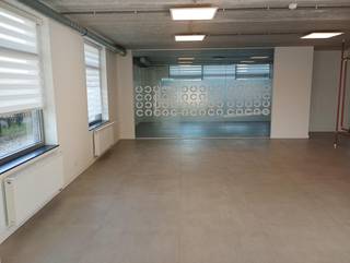 <p>Multi functionele woning/kantoor met tuin en EPC B<br />In de Boterstraat te Hombeek vindt u deze uitstekend onderhouden woning/kantoorruimte. Hier woont/werkt u dichtbij winkels, scholen, openbaar vervoer en andere faciliteiten. Dankzij de centrale ligging tussen Mechelen, Brussel en Leuven en de vlotte aansluitingen op de E19 geniet u bovendien van een vlotte bereikbaarheid.<br />Het gebouw is vandaag ingericht als kantoorruimte maar kan eenvoudig omgebouwd worden naar een luxe woning of 2 appartementen. De lichtrijke leefruimte en de grote raampartijen geven zicht op de tuin. elk verdiep is voorzien van een keuken en sanitaire blok en individuele verwarming, airco en ventilatie. Alsook zijn er per verdiep individuele nutsvoorzieningen wat opsplitsing héél eenvoudig maakt. Verder beschikt het over een volledige kelder.</p><p>De tuin en het ruime terras bieden rust, privacy en volop buitenplezier. Het gunstige EPC-label B dragen bovendien bij aan een energiezuinige en toekomstgerichte woonervaring.<br />Ontdek zelf de troeven van deze eigendom tijdens een bezoek</p>