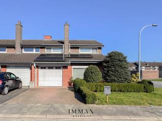 Deze halfopen bebouwing is rustig gelegen in kindvriendelijke buurt en is ideaal als starterswoning voor jong gezin.Indeling:Inkom met gastentoilet...