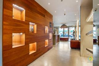 Deze commerciële ruimte geniet van een uitstekende ligging met veel passage en visibiliteit, ideaal voor wie maximale commerciële impact...