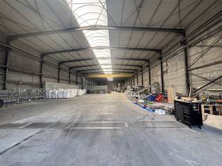 Op een uitstekend bereikbare locatie langs de Emiel Clausstraat 91 in Waregem bevindt zich deze functionele bedrijfshal van ca. 2.250 m², gelegen...