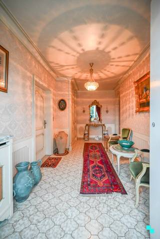 Te renoveren statige, gelijkvloerse villa met een bewoonbare oppervlakte volgens EPC-attest van 177m² (exclusief kelder van nog eens ca. 177m²) op een perceel van maar liefst 2.330m² ! Naast het vele potentieel dat deze riante woonst te bieden heeft, wordt dit pand ook gekenmerkt door een <strong>uitstekende bereikbaarheid</strong> dankzij de onmiddellijke nabijheid van enkele gewestwegen en autosnelweg E17. INDELING: De kelder bestaat uit een inpandige garage, technische ruimte, wasplaats en diverse opbergruimtes die naar eigen creatie nog héél wat te bieden hebben. Op het gelijkvloers vindt men volgende ruimtes terug: Inkomhal, gastentoilet, vestiaireruimte, zonnige leefruimte met annex keuken en gang met achterdeur naar buiten en toegang tot de kelder, alsook de nachthal met 3 slaapkamers en de geïnstalleerde badkamer. De riante tuin opgedeeld in een voortuin met oprijlaan die doorgaat tot achteraan het perceel. De achtertuin biedt héél wat mogelijkheden en is tevens voorzien van héél wat privacy. EXTRA: CV op stookolie | Kelder met een oppervlakte van ca. 177m² (volgens indicatieve opmetingen) | Renovatieplicht van toepassing. Voor meer foto's en informatie, surf naar www.bordes.be