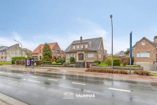 VALIMMAS verkoopt deze riante en zeer verzorgde villa met garage en mooi aangelegde, zuidgeoriënteerde  tuin...    

Het gelijkvloers bestaat uit een inkomhal met vestiaireruimte en traplift, een toilet met handwasbakje, een bureel, een ingerichte keuken, en een ruime living in L-vorm (± 50m²) met inbouwhaard en zicht op het (deels overdekte) zonneterras en de tuin.   
De verdieping herbergt een overloop met bergkast en toilet, vier grote slaapkamers en een badkamer met douche.   
De zolderruimte is thans bereikbaar via een luik, maar kan desgewenst nog verder ingericht worden.   
De woning is tevens volledig onderkelderd en omvat een garage, een werkplaats, een wasplaats, een wijnkelder, proviandkelder en stookplaats.   

Centraal gelegen, nabij de grens met het Brussels Gewest. Bushaltes, tramhalte en station Bijgaarden binnen wandelafstand. Uitstekende Mobiscore = 8,7/10. Ook makkelijke verbindingen naar Ring 0, E40, Brussel, diverse industriezones, …    